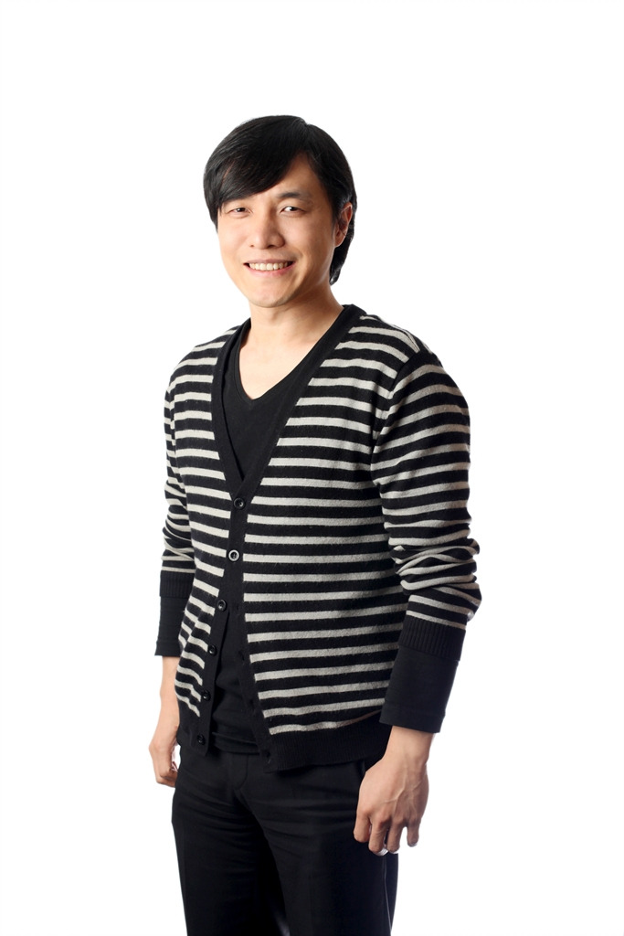 줄무늬 가디건을 입고 웃고 있는 30대 시절 전신 사진
